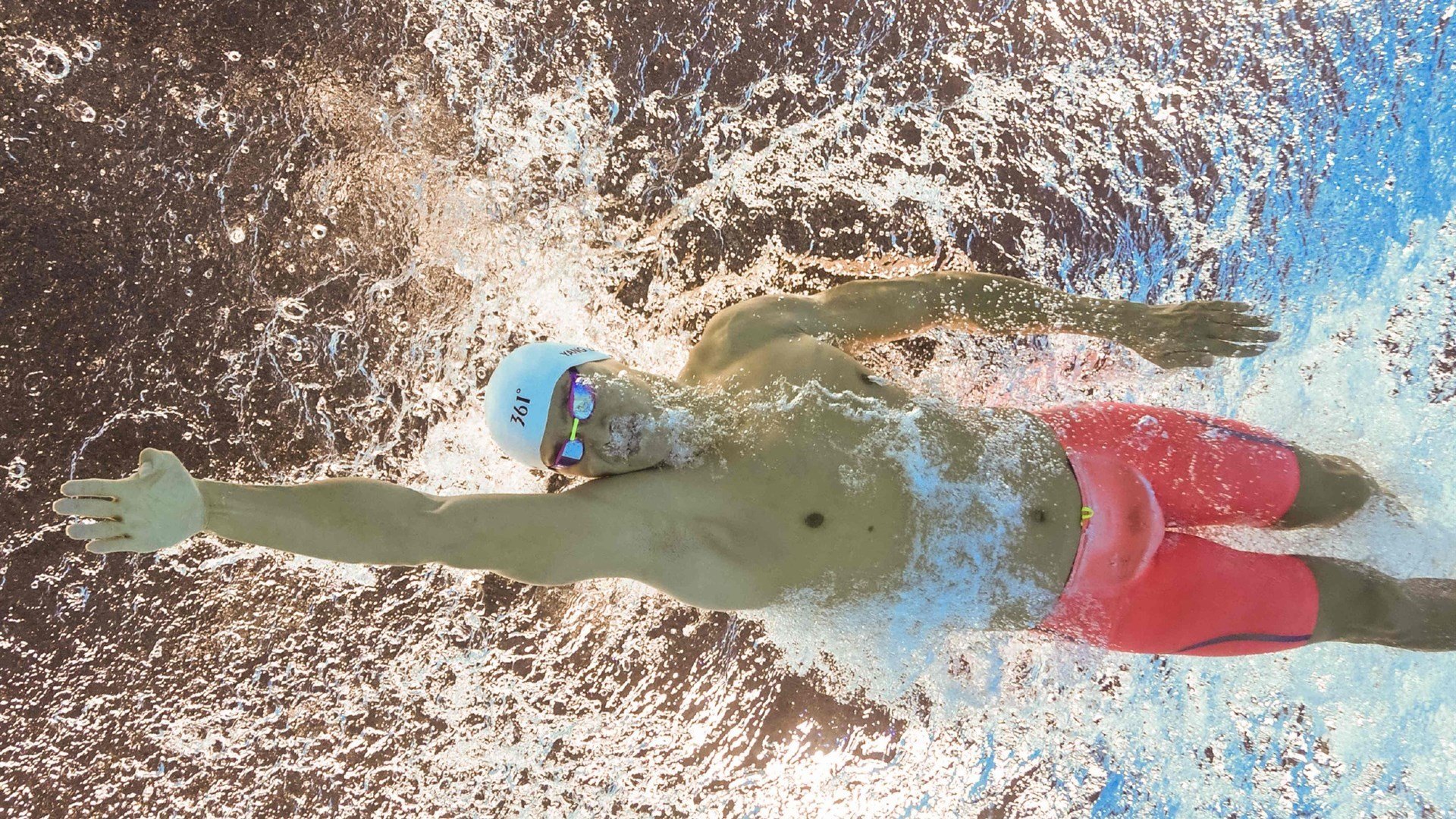 引擎轰鸣,新星加冕,F1新赛季揭幕战之夜见证切特冠军级表现