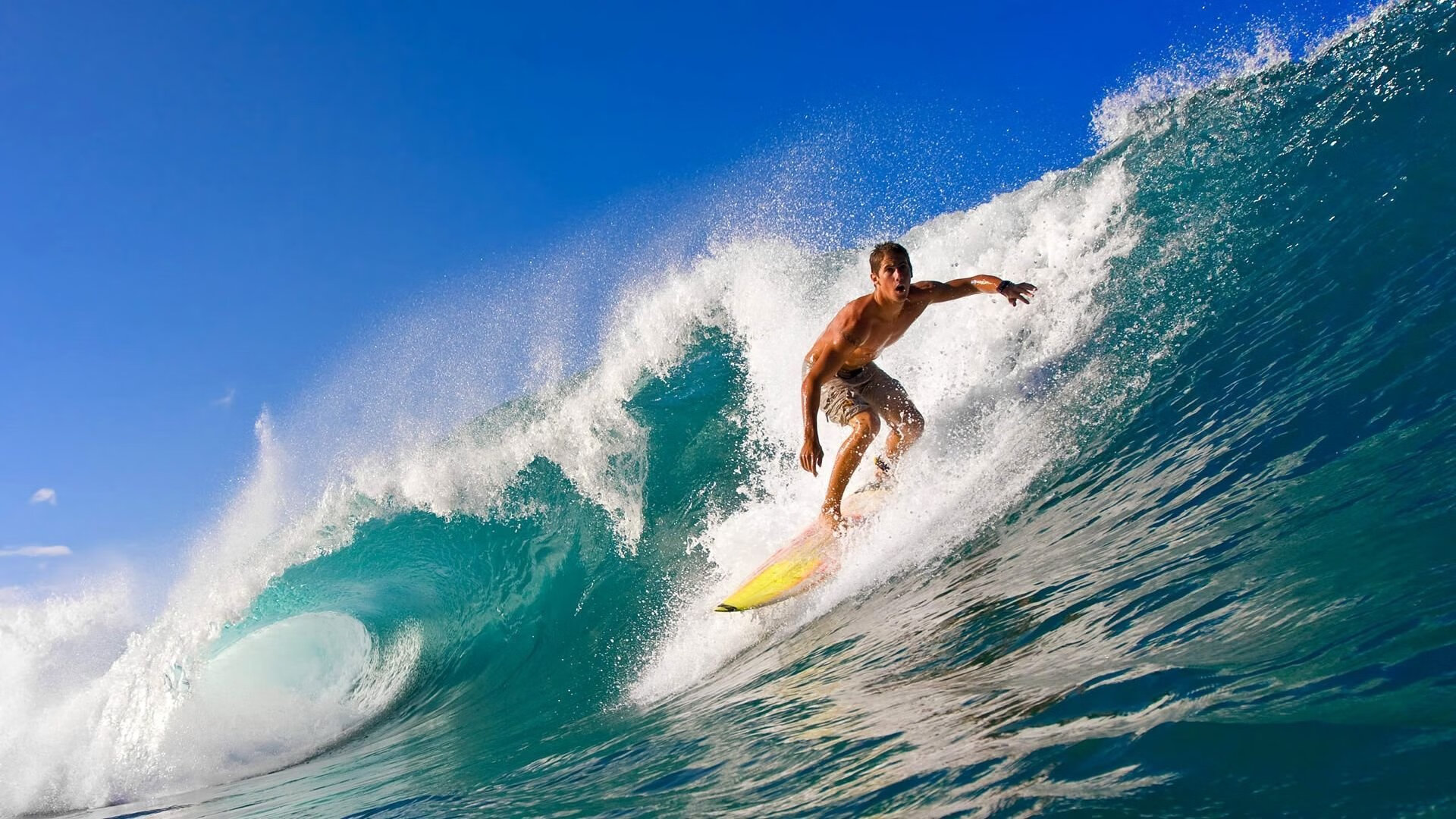 绝杀时刻，拉塞尔扛起全队，阿斯顿马丁逆袭索伯车队